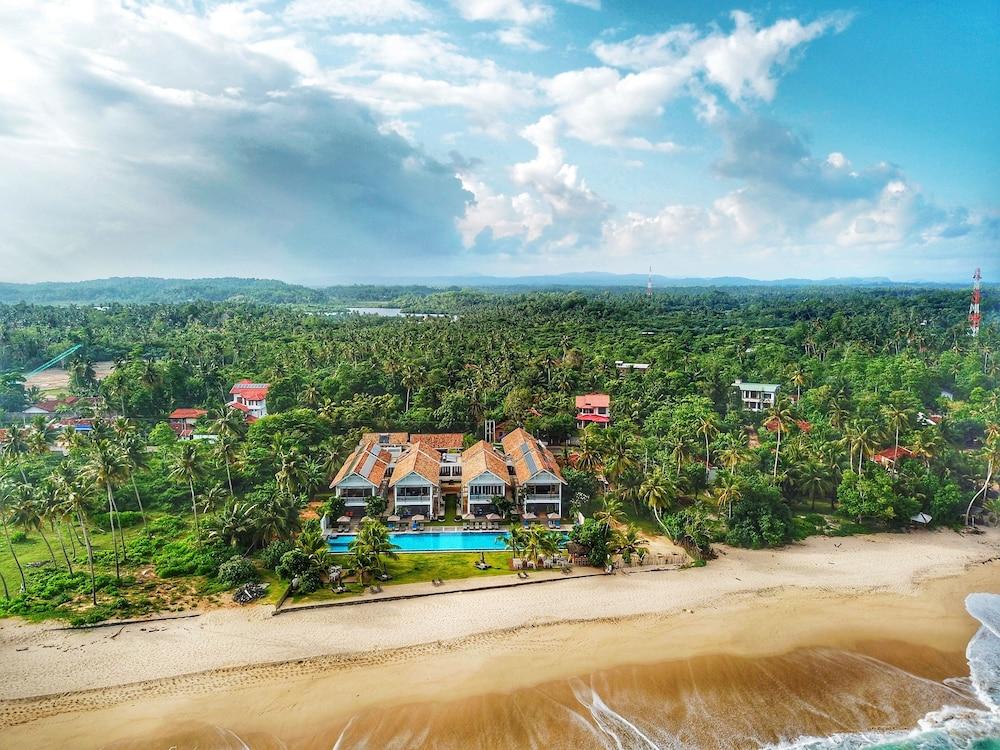 Sri Sharavi Beach Villas & Spa - With 43 Metre Saltwater Infinity Pool Mirissa Extérieur photo